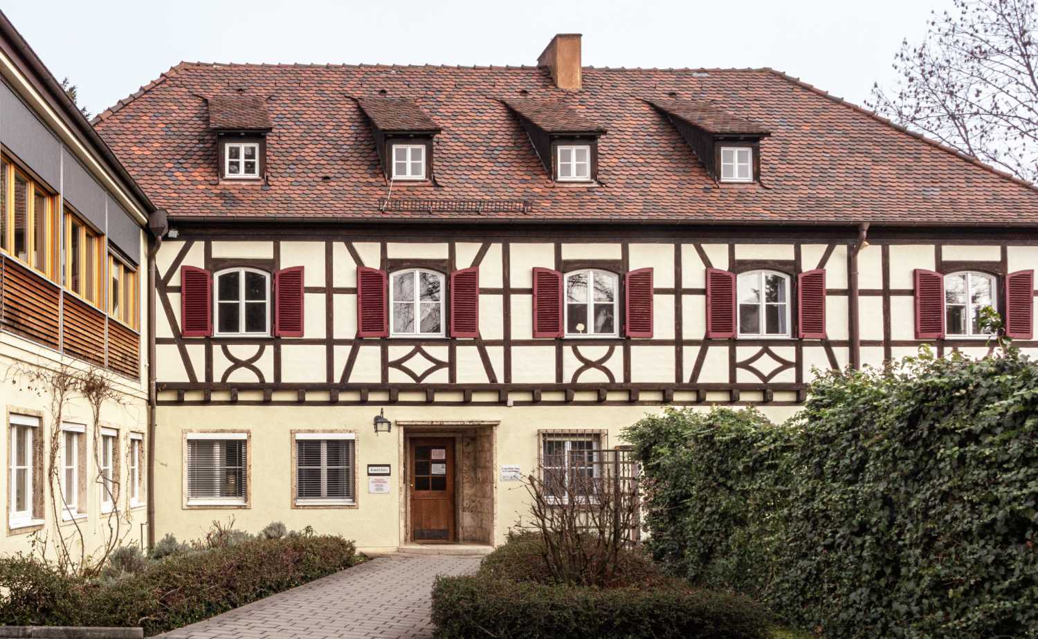 Schönes Fachwerkhaus - Ausschnitt des Gebäudes, in welchem sich die Praxis für Psychotherapie von Ulrike Promies befindet. 