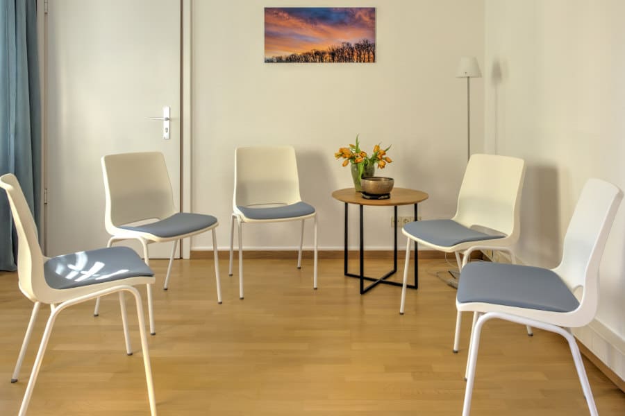 Bidl eines Raumes der Praxis für Psychotherapie in Reutlingen - Stühle im Halbkreis aufgestellt.